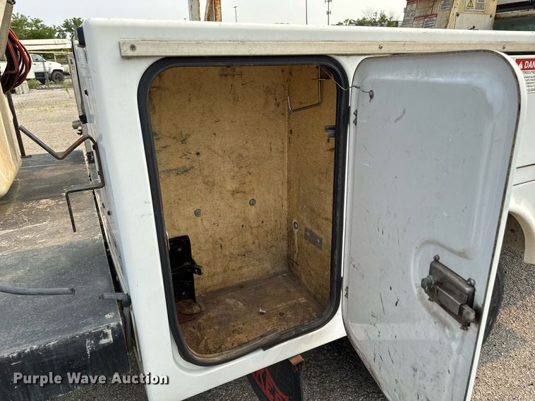 image for item DV2714 2000 GMC 3500HD SL bucket truck