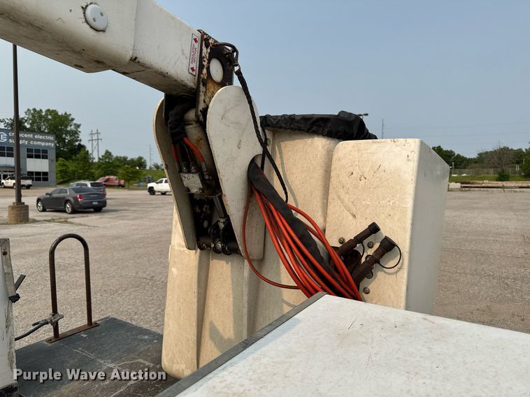 image for item DV2714 2000 GMC 3500HD SL bucket truck