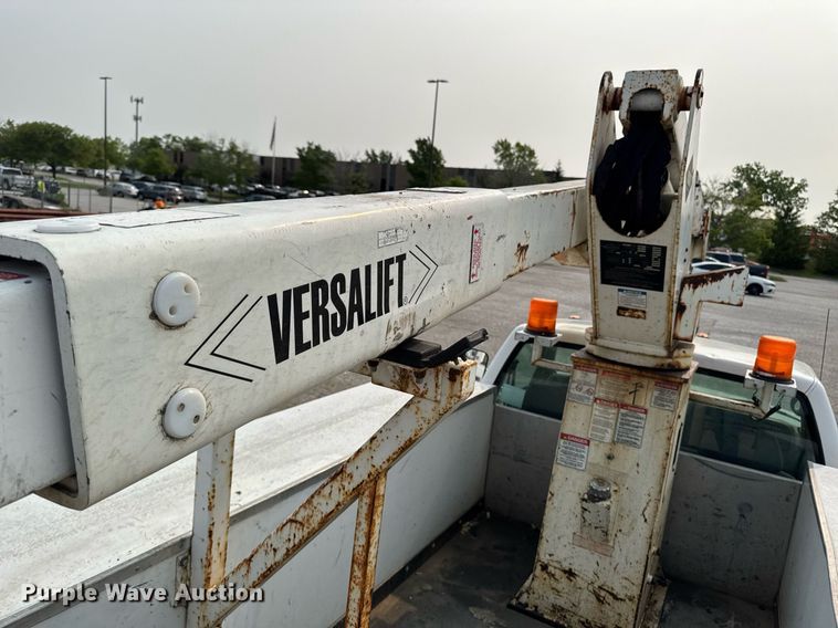 image for item DV2714 2000 GMC 3500HD SL bucket truck