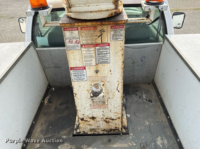 image for item DV2714 2000 GMC 3500HD SL bucket truck