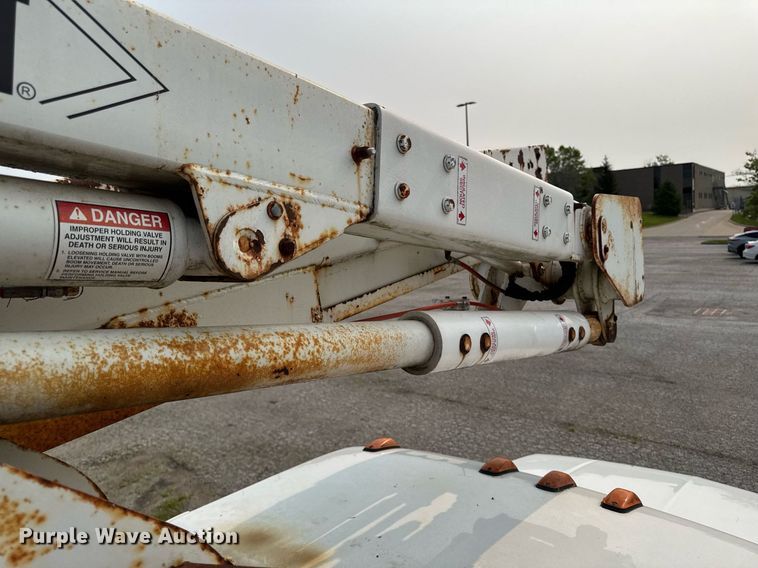 image for item DV2714 2000 GMC 3500HD SL bucket truck