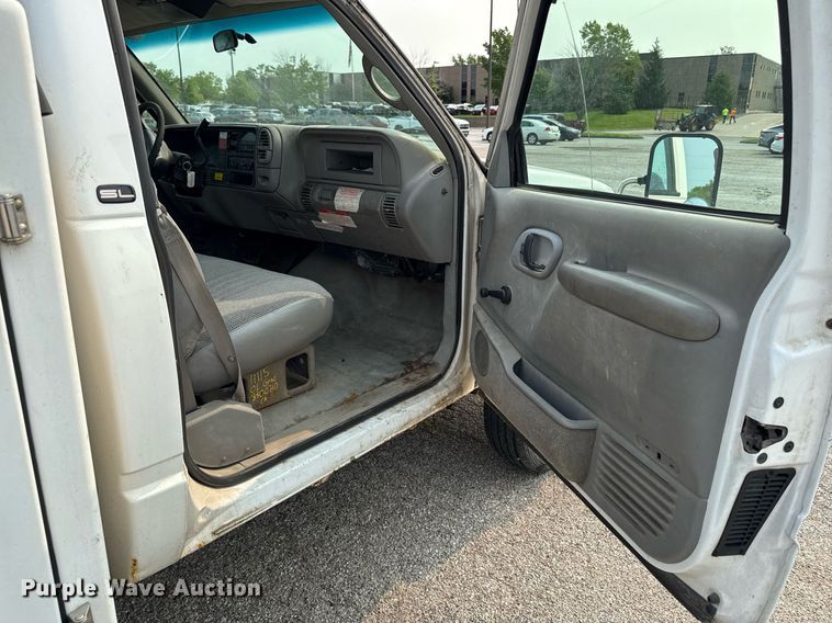 image for item DV2714 2000 GMC 3500HD SL bucket truck