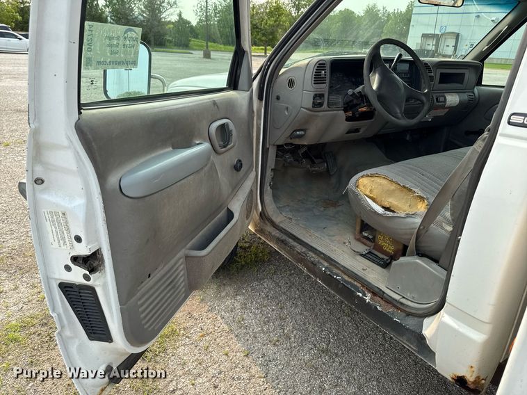 image for item DV2714 2000 GMC 3500HD SL bucket truck