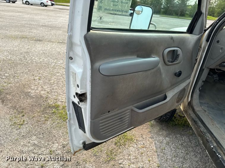 image for item DV2714 2000 GMC 3500HD SL bucket truck