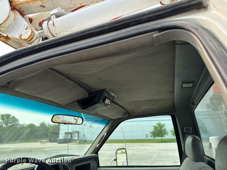 image for item DV2714 2000 GMC 3500HD SL bucket truck