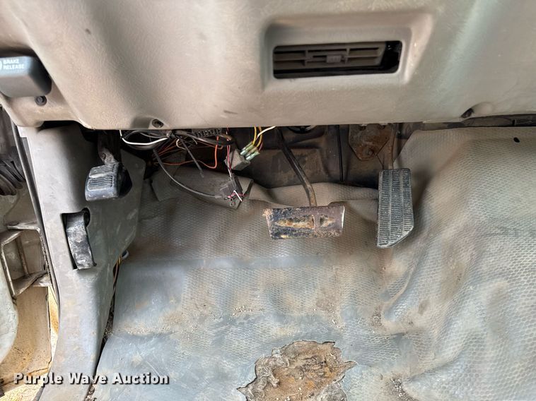 image for item DV2714 2000 GMC 3500HD SL bucket truck