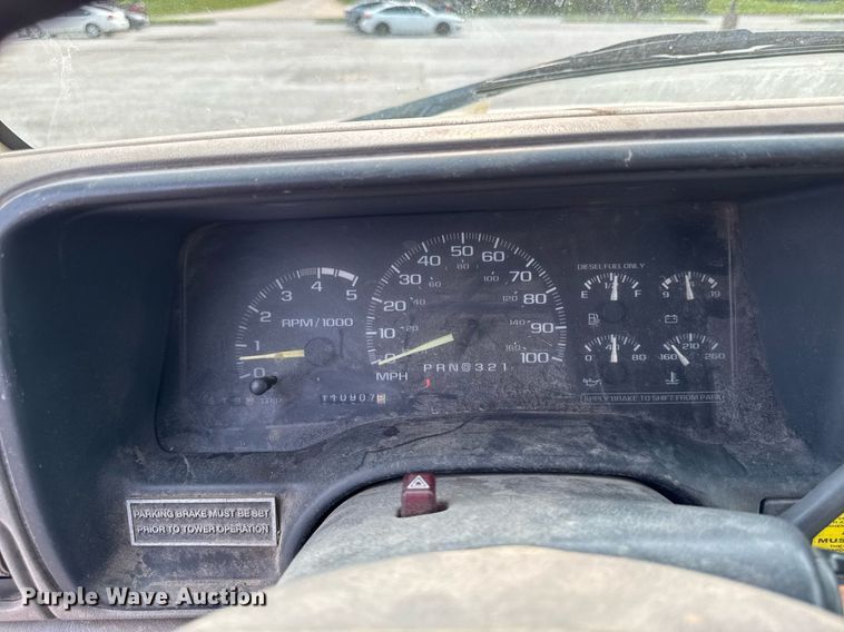 image for item DV2714 2000 GMC 3500HD SL bucket truck