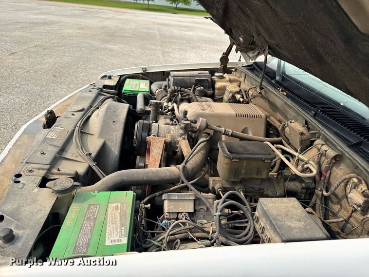 image for item DV2714 2000 GMC 3500HD SL bucket truck