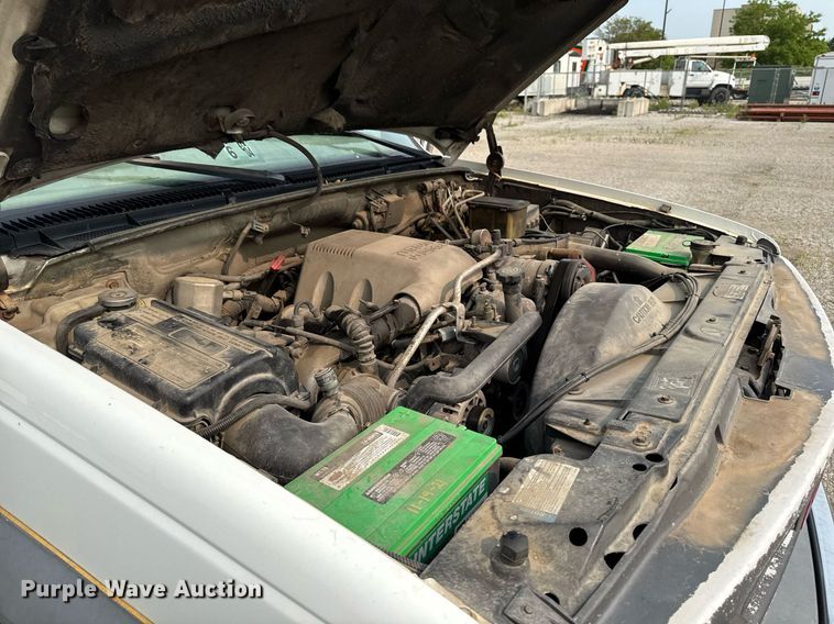 image for item DV2714 2000 GMC 3500HD SL bucket truck