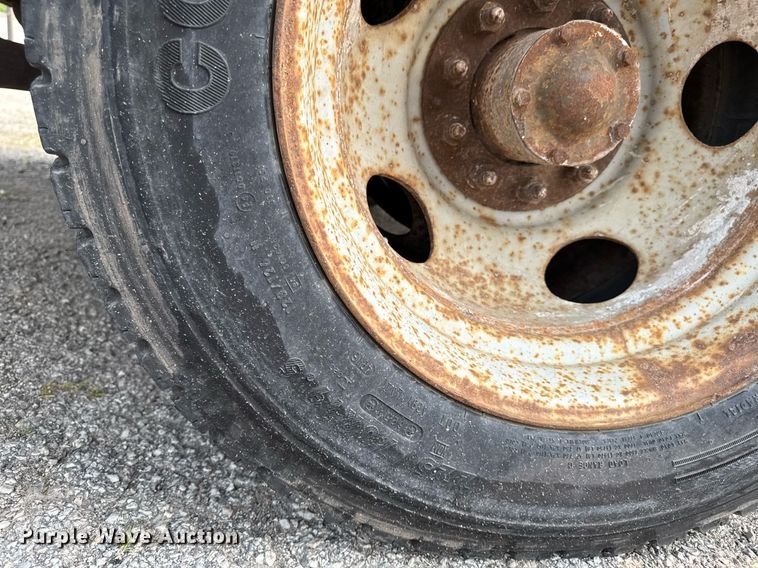 image for item DV2714 2000 GMC 3500HD SL bucket truck