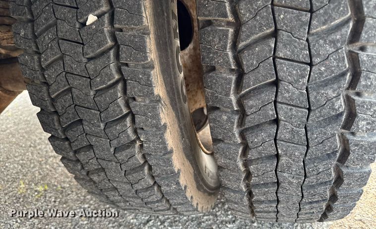 image for item DV2714 2000 GMC 3500HD SL bucket truck