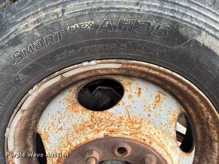 image for item DV2714 2000 GMC 3500HD SL bucket truck