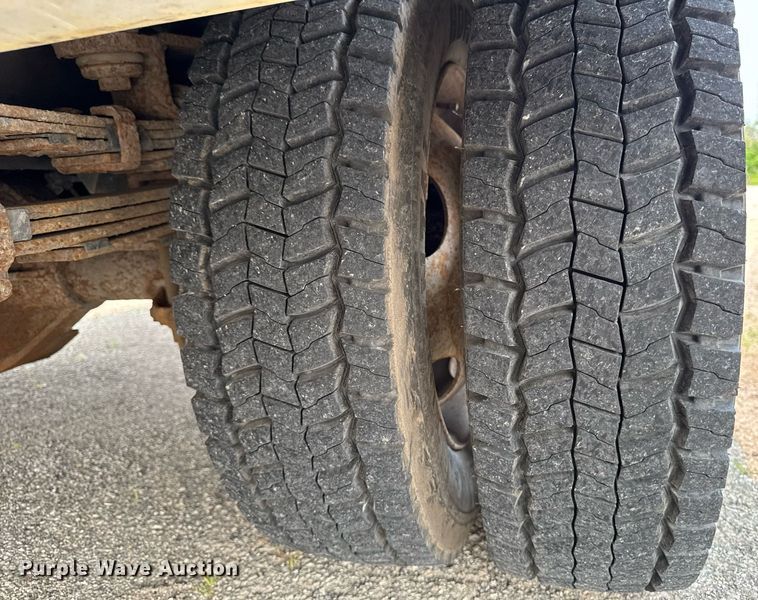 image for item DV2714 2000 GMC 3500HD SL bucket truck