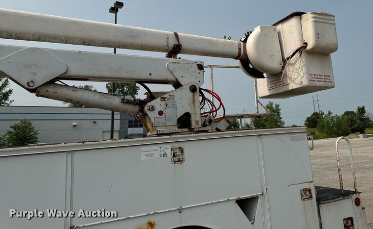 image for item DV2715 2000 GMC C7500 bucket truck