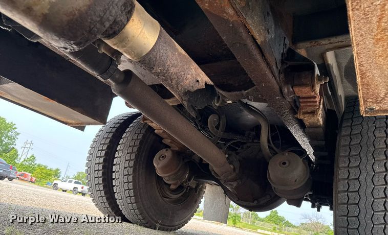 image for item DV2715 2000 GMC C7500 bucket truck