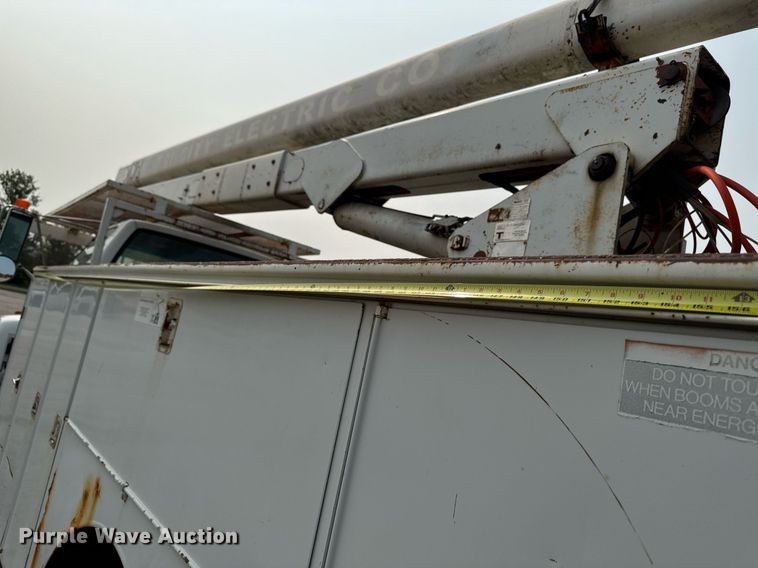 image for item DV2715 2000 GMC C7500 bucket truck