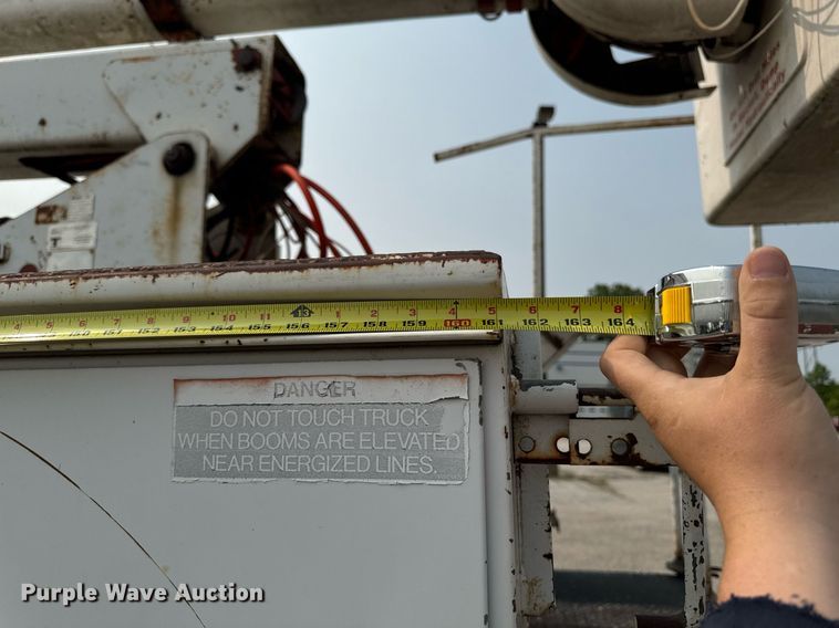 image for item DV2715 2000 GMC C7500 bucket truck