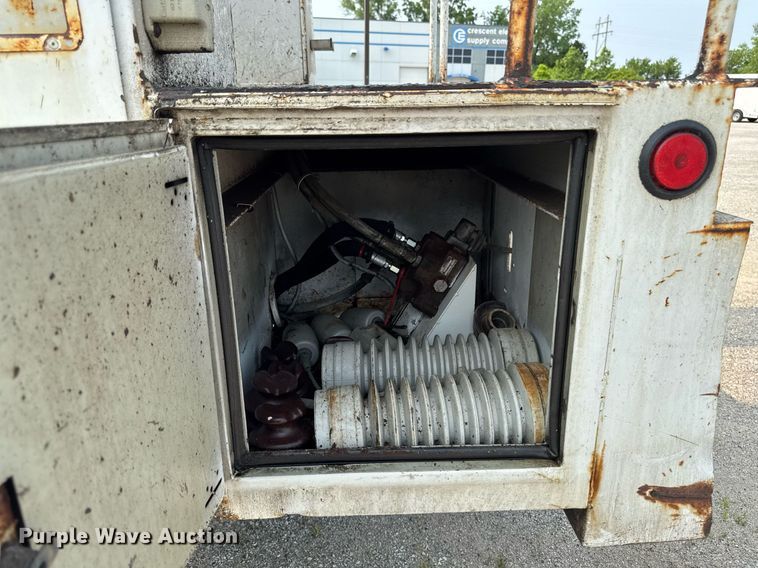 image for item DV2715 2000 GMC C7500 bucket truck