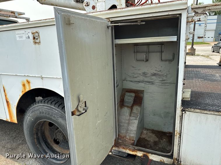 image for item DV2715 2000 GMC C7500 bucket truck