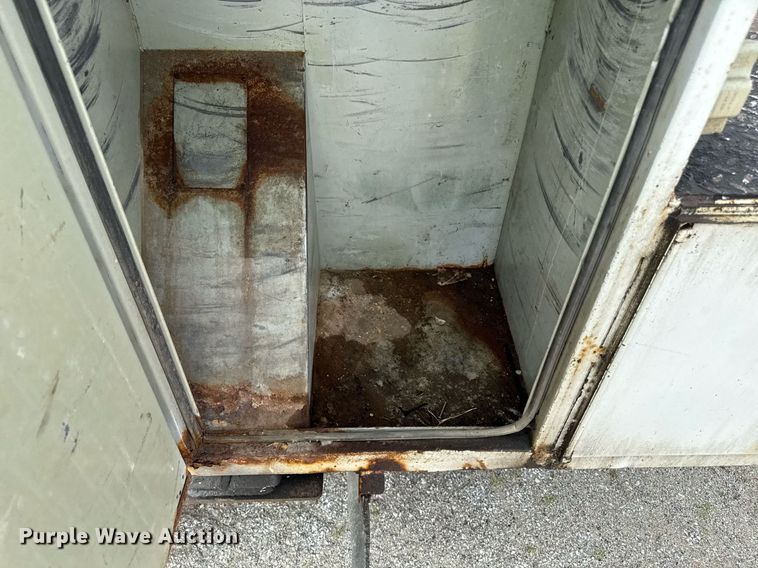 image for item DV2715 2000 GMC C7500 bucket truck