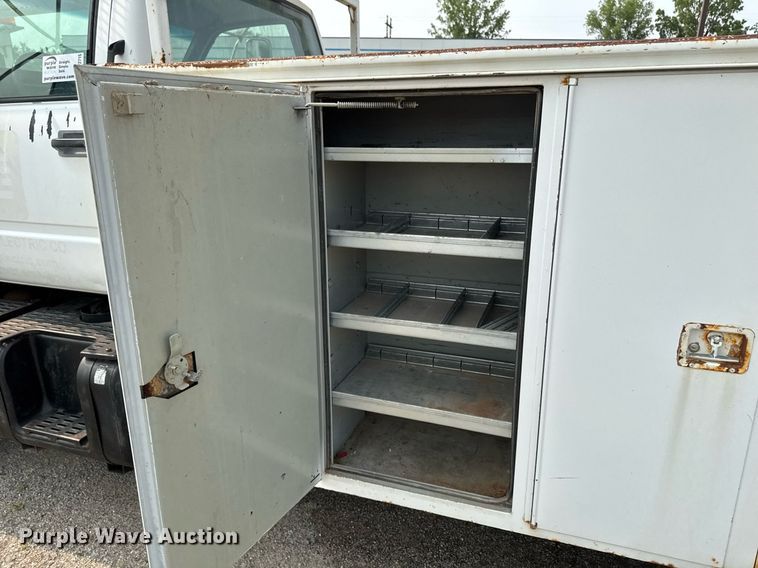 image for item DV2715 2000 GMC C7500 bucket truck