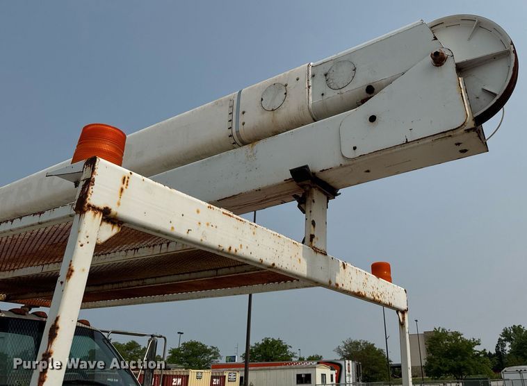 image for item DV2715 2000 GMC C7500 bucket truck