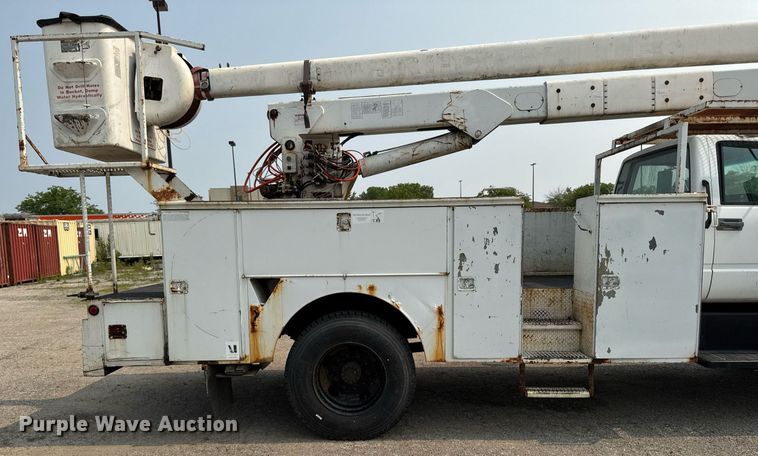 image for item DV2715 2000 GMC C7500 bucket truck