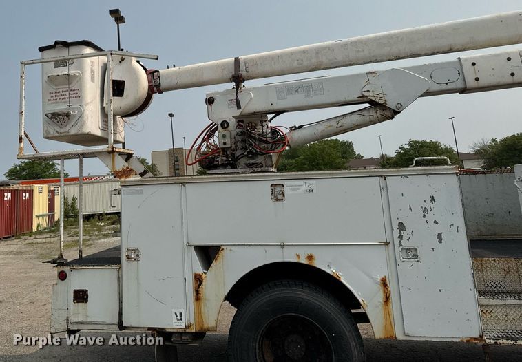 image for item DV2715 2000 GMC C7500 bucket truck