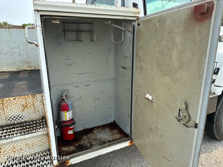 image for item DV2715 2000 GMC C7500 bucket truck