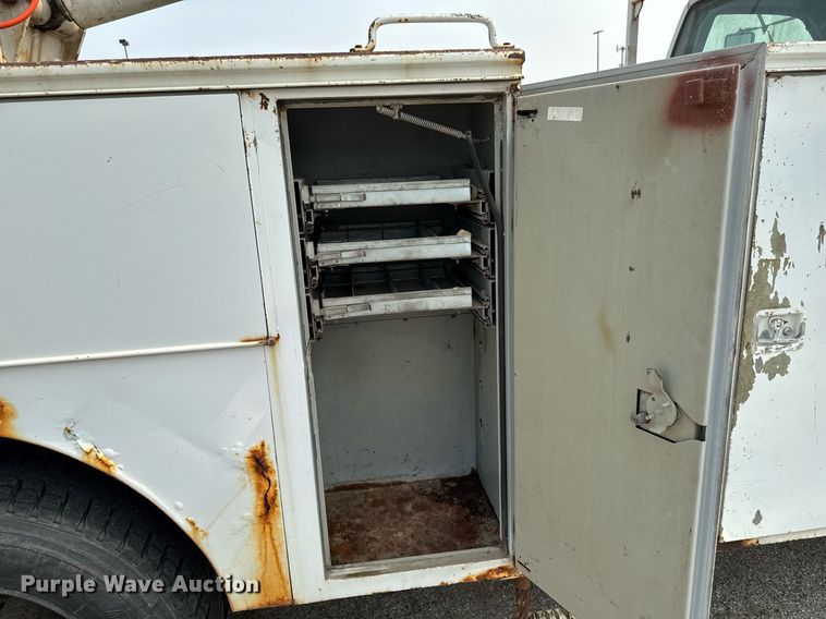 image for item DV2715 2000 GMC C7500 bucket truck