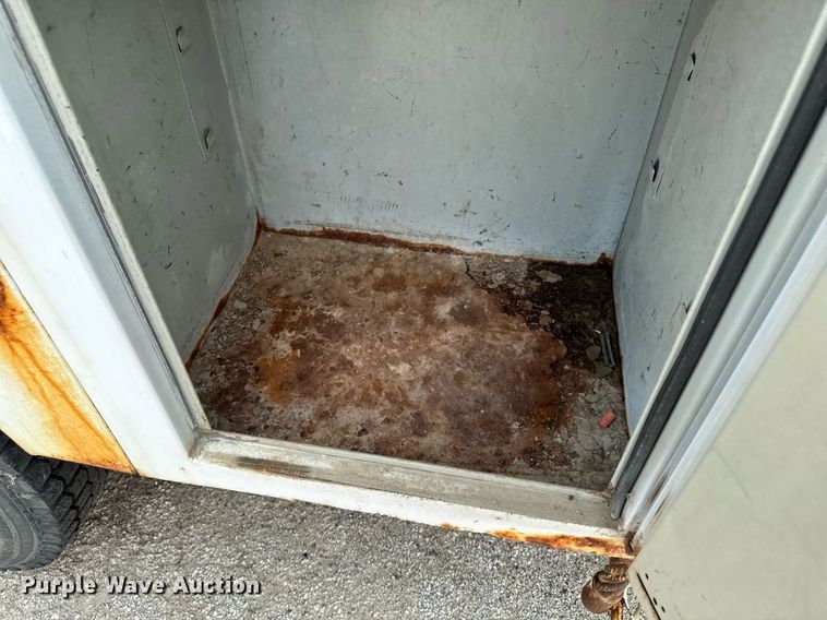 image for item DV2715 2000 GMC C7500 bucket truck