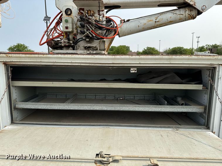 image for item DV2715 2000 GMC C7500 bucket truck