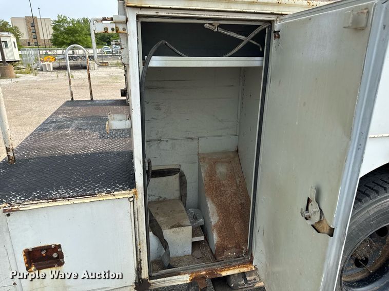 image for item DV2715 2000 GMC C7500 bucket truck