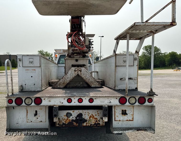 image for item DV2715 2000 GMC C7500 bucket truck