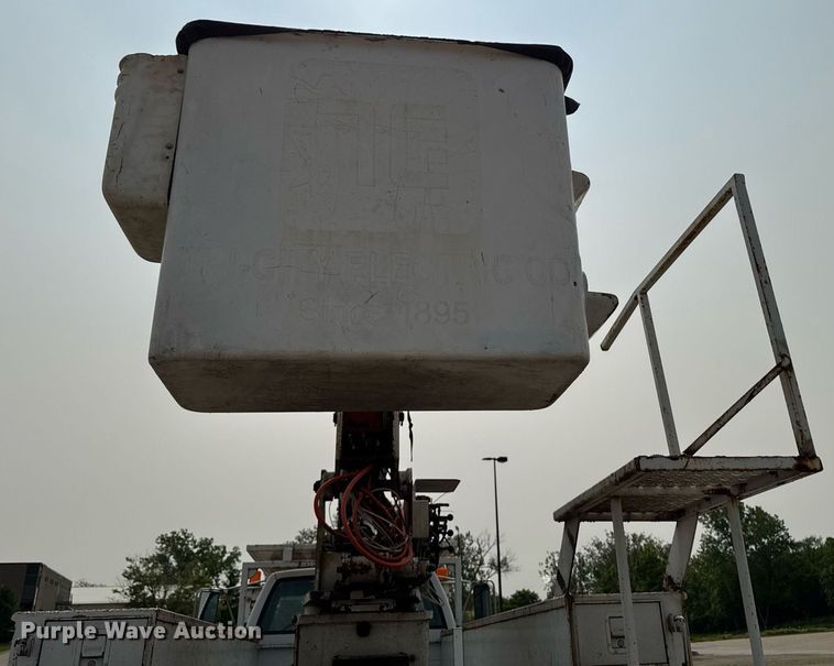 image for item DV2715 2000 GMC C7500 bucket truck