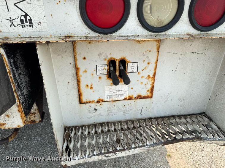 image for item DV2715 2000 GMC C7500 bucket truck