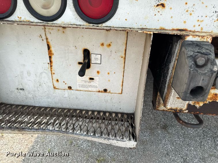 image for item DV2715 2000 GMC C7500 bucket truck