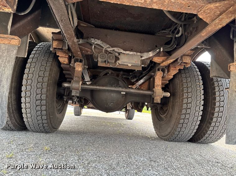 image for item DV2715 2000 GMC C7500 bucket truck