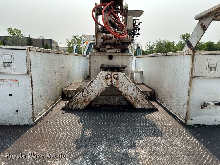 image for item DV2715 2000 GMC C7500 bucket truck