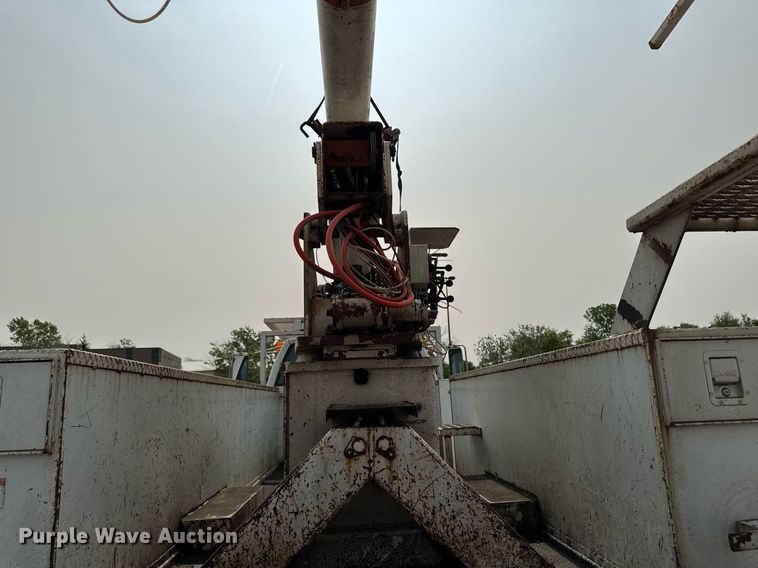 image for item DV2715 2000 GMC C7500 bucket truck