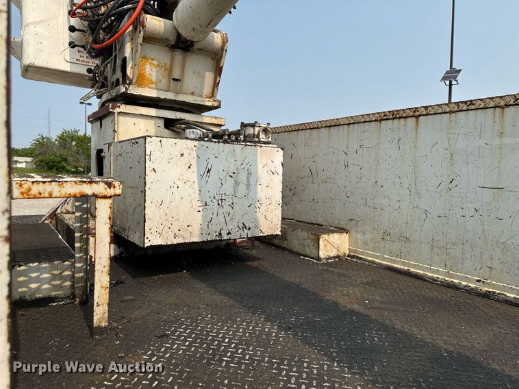 image for item DV2715 2000 GMC C7500 bucket truck