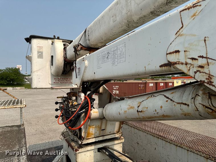 image for item DV2715 2000 GMC C7500 bucket truck