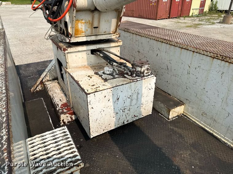 image for item DV2715 2000 GMC C7500 bucket truck