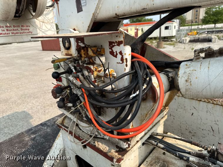 image for item DV2715 2000 GMC C7500 bucket truck