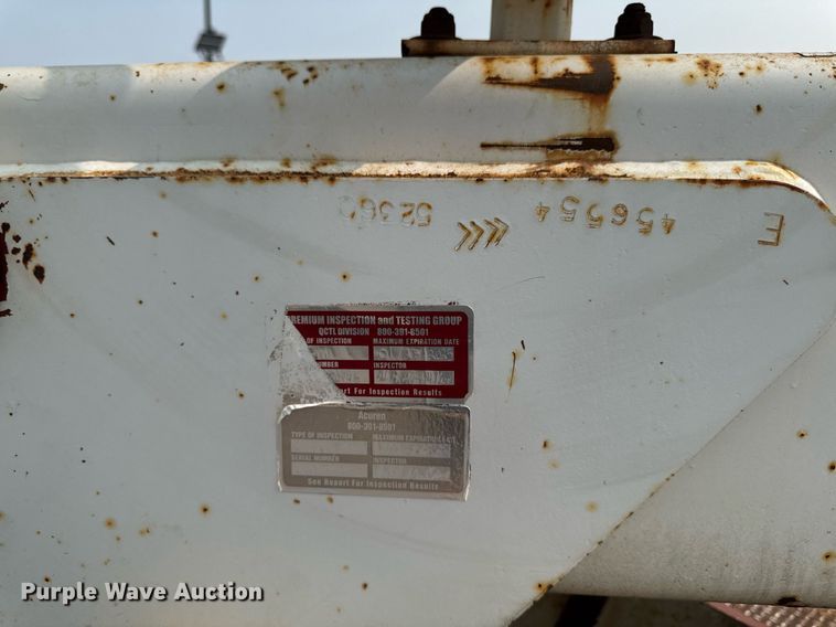 image for item DV2715 2000 GMC C7500 bucket truck