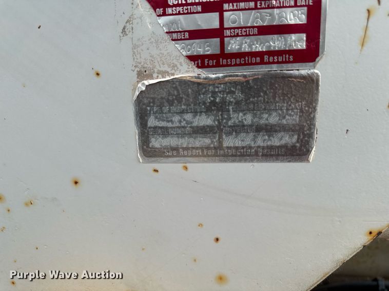 image for item DV2715 2000 GMC C7500 bucket truck