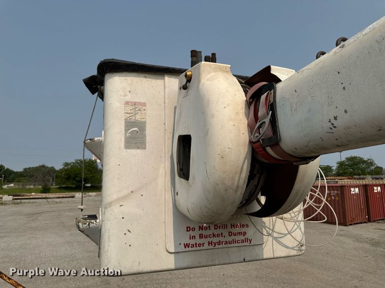 image for item DV2715 2000 GMC C7500 bucket truck