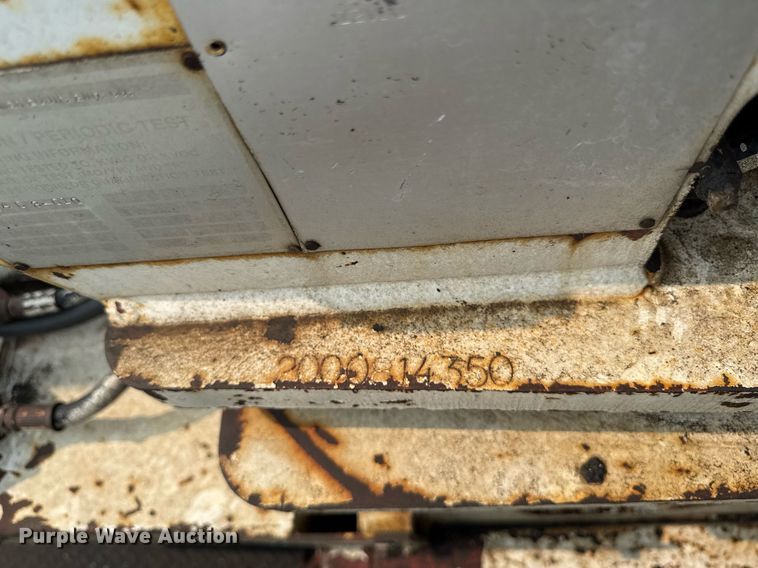 image for item DV2715 2000 GMC C7500 bucket truck