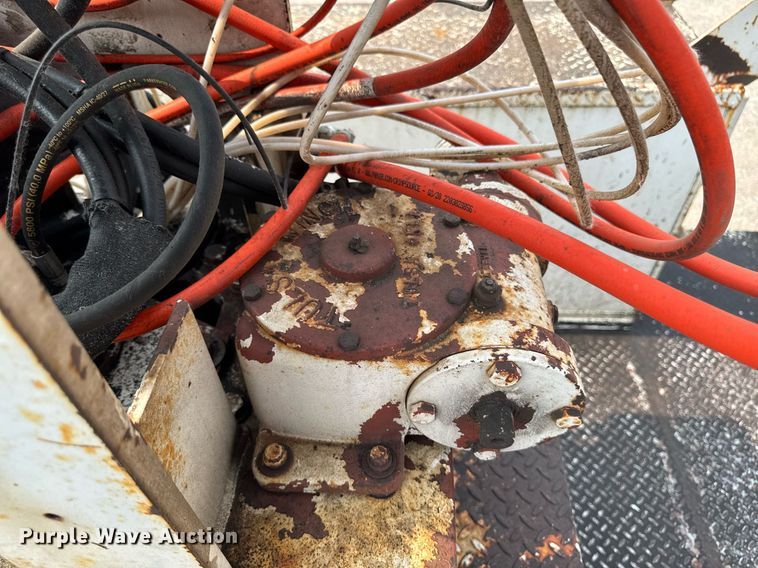 image for item DV2715 2000 GMC C7500 bucket truck