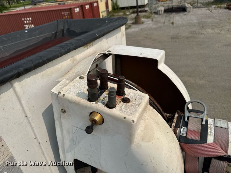 image for item DV2715 2000 GMC C7500 bucket truck